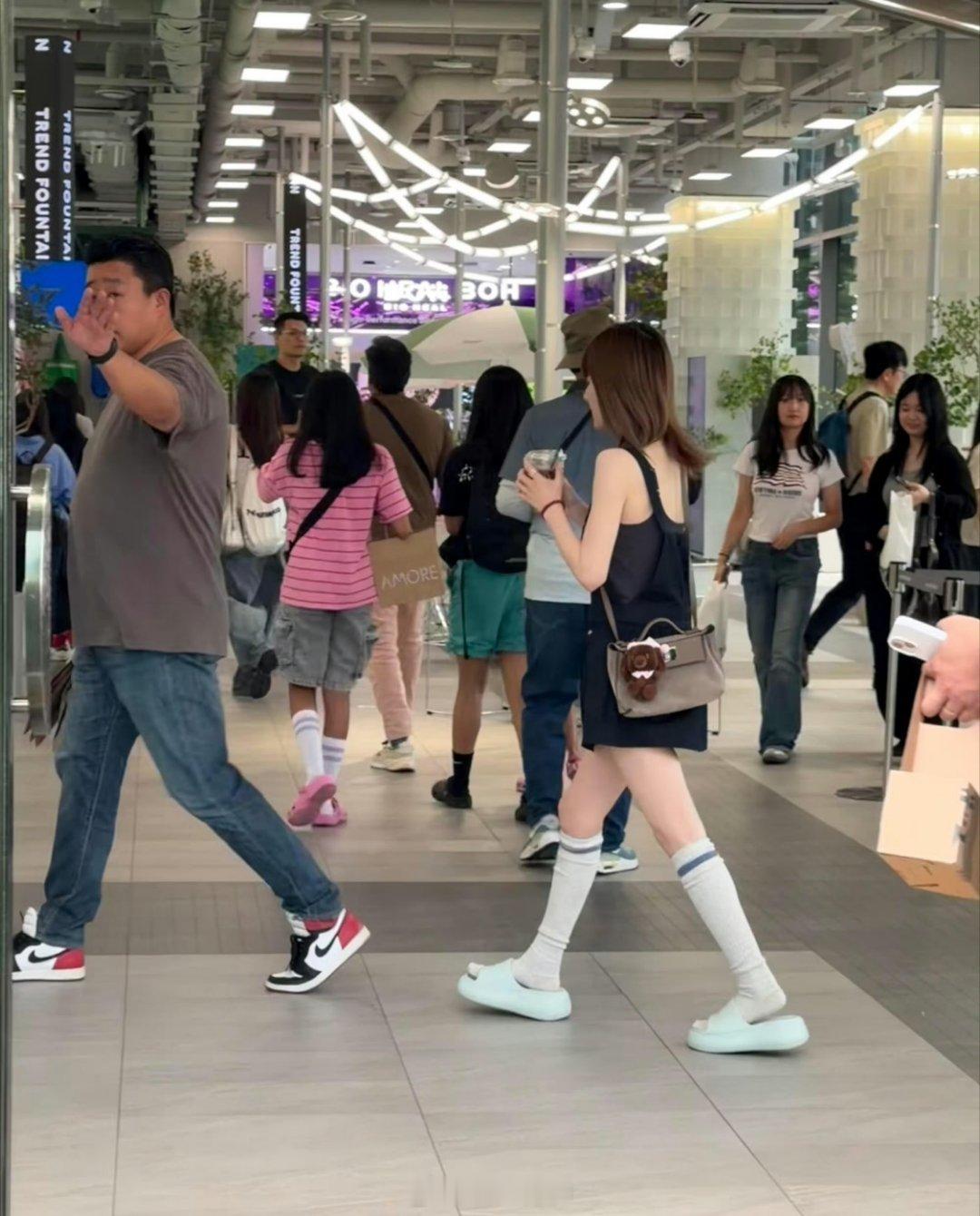 杨晓培和赵露思在韩国逛街我突然想起来杨晓培对自己的审美很有自信，每部剧都要当造型