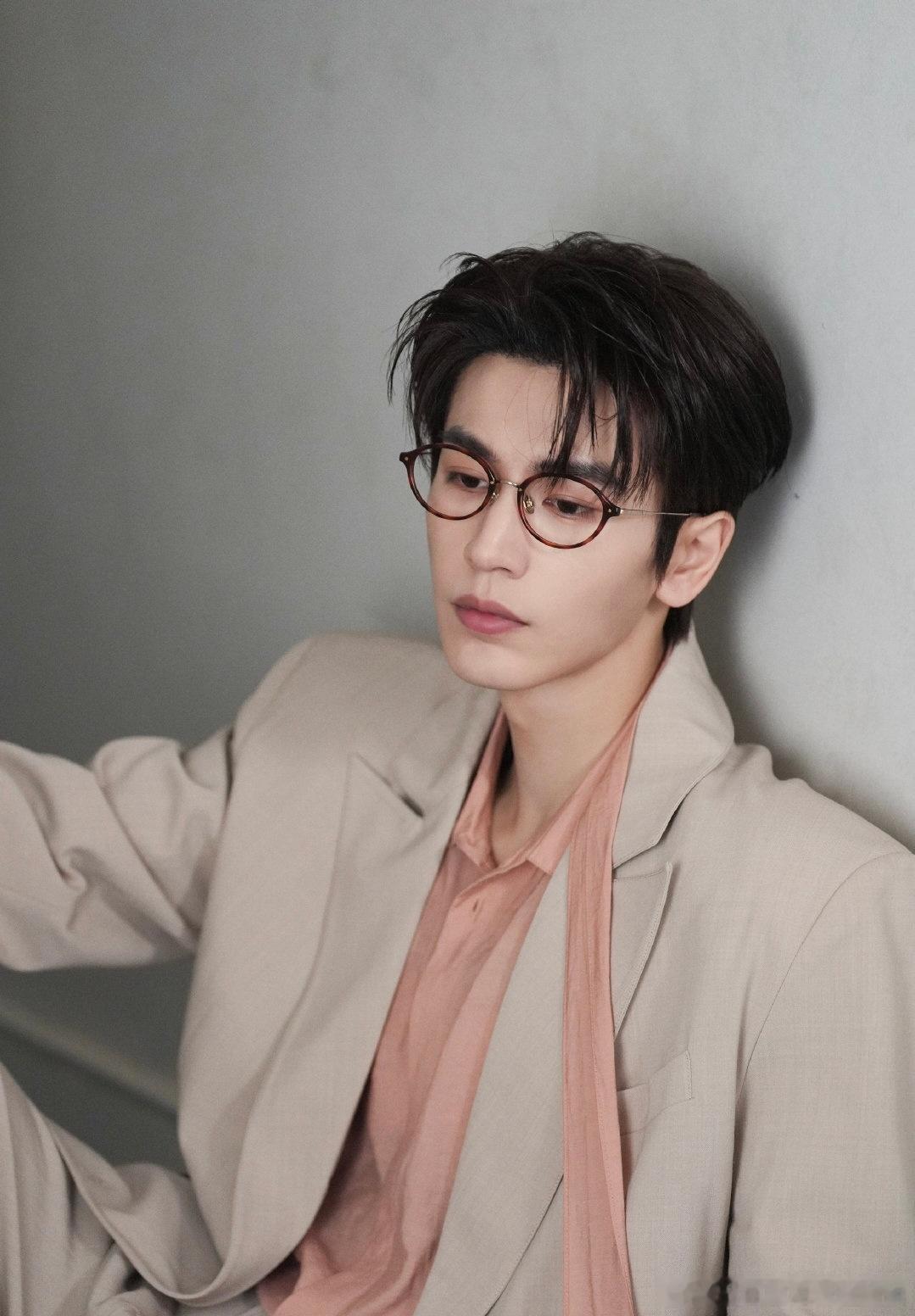 张凌赫这组品牌物料拍的好帅 