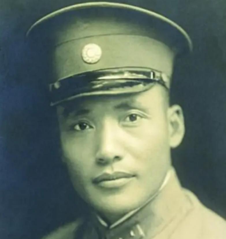 1936年，一名国民党中将被俘，跟着红军走完长征，可等到了延安，毛主席却挥了挥手