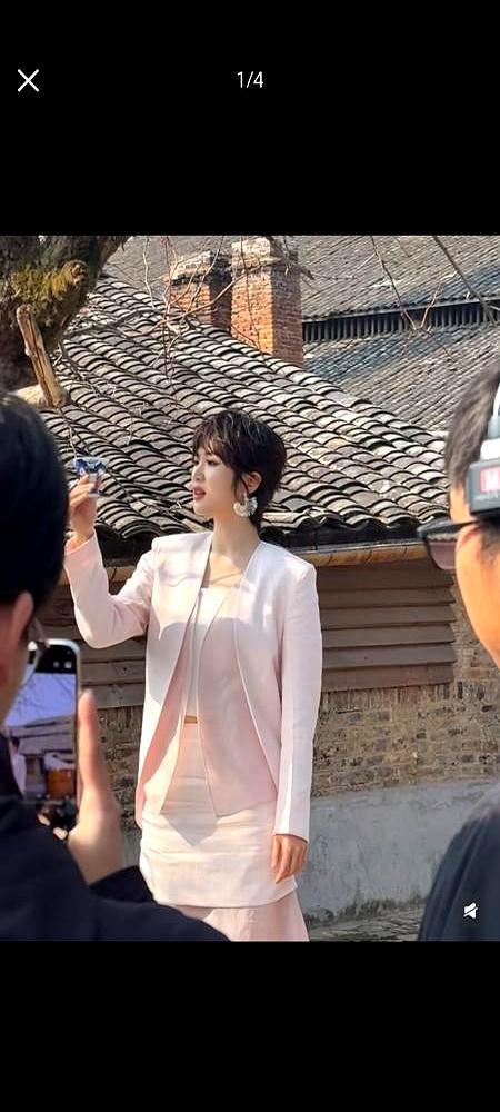 哈佛女生踩泥巴上热搜
 
她蹲进景德镇作坊，裤脚全是泥。不是摆拍，是真干活。拌料