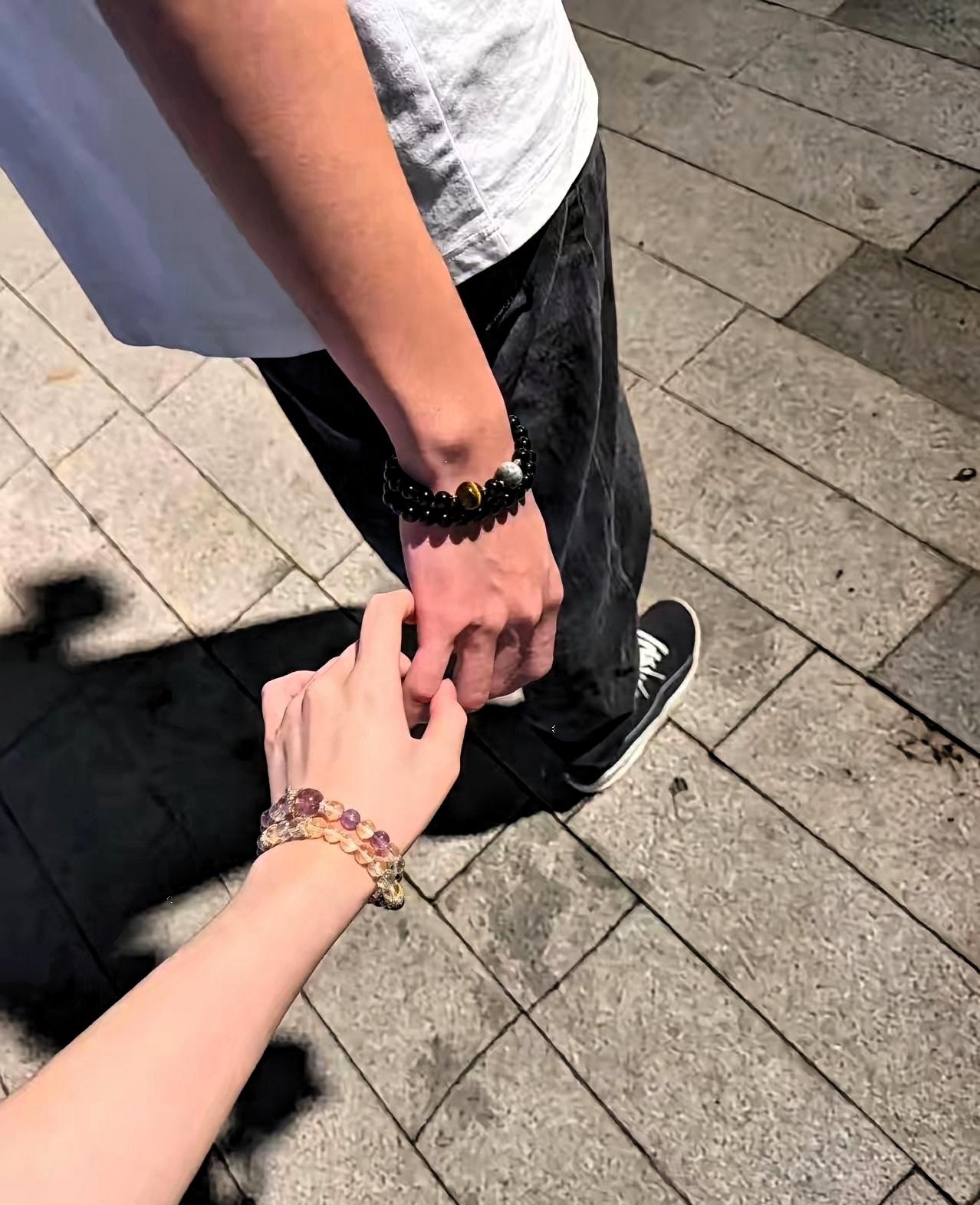 昨晚外地老公打来视频，
说要看看我，
还要求我掀开被子好好看看。
我说：我有啥好