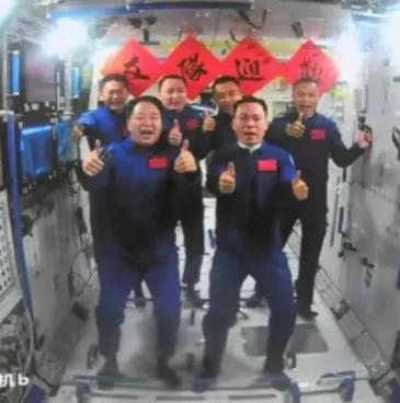 欢迎队友，全世界华人都看见了！

神舟十七完美升空，三名机组宇航员与老队员会师，