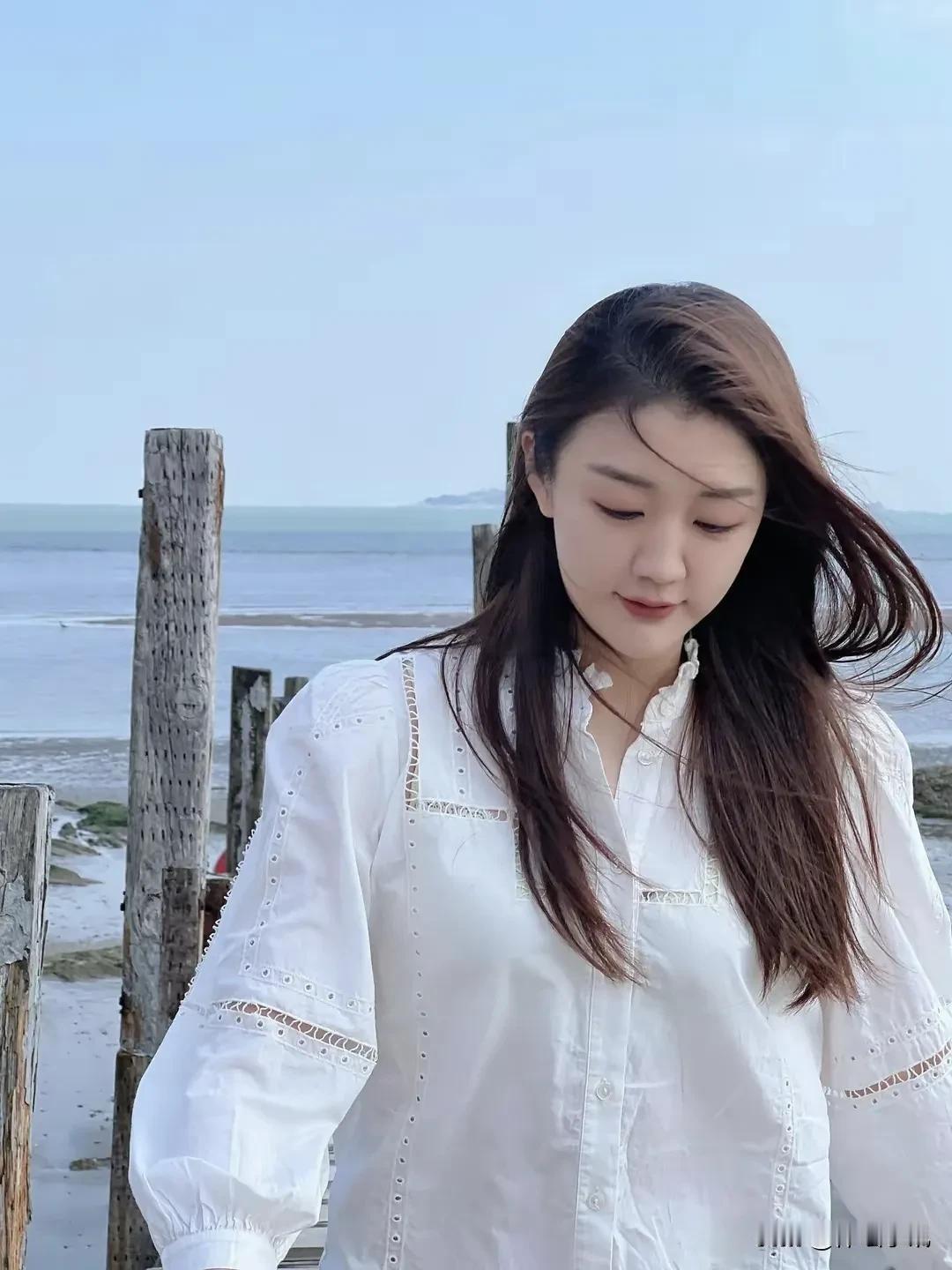 实话实说，陈梦，是现在唯一一个颜值和实力都在线的乒乓球运动员，颜值方面，长得漂亮