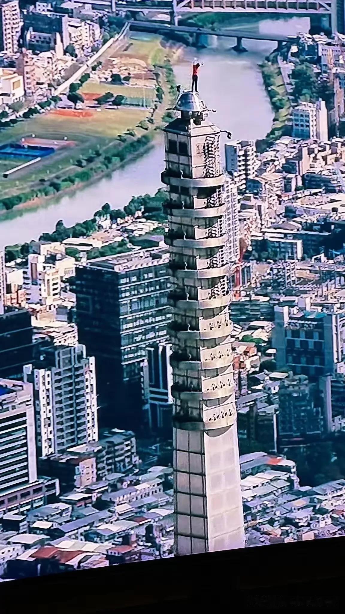 1月25日，美国登山者Alex Honnold在Netflix直播下，徒手无保护