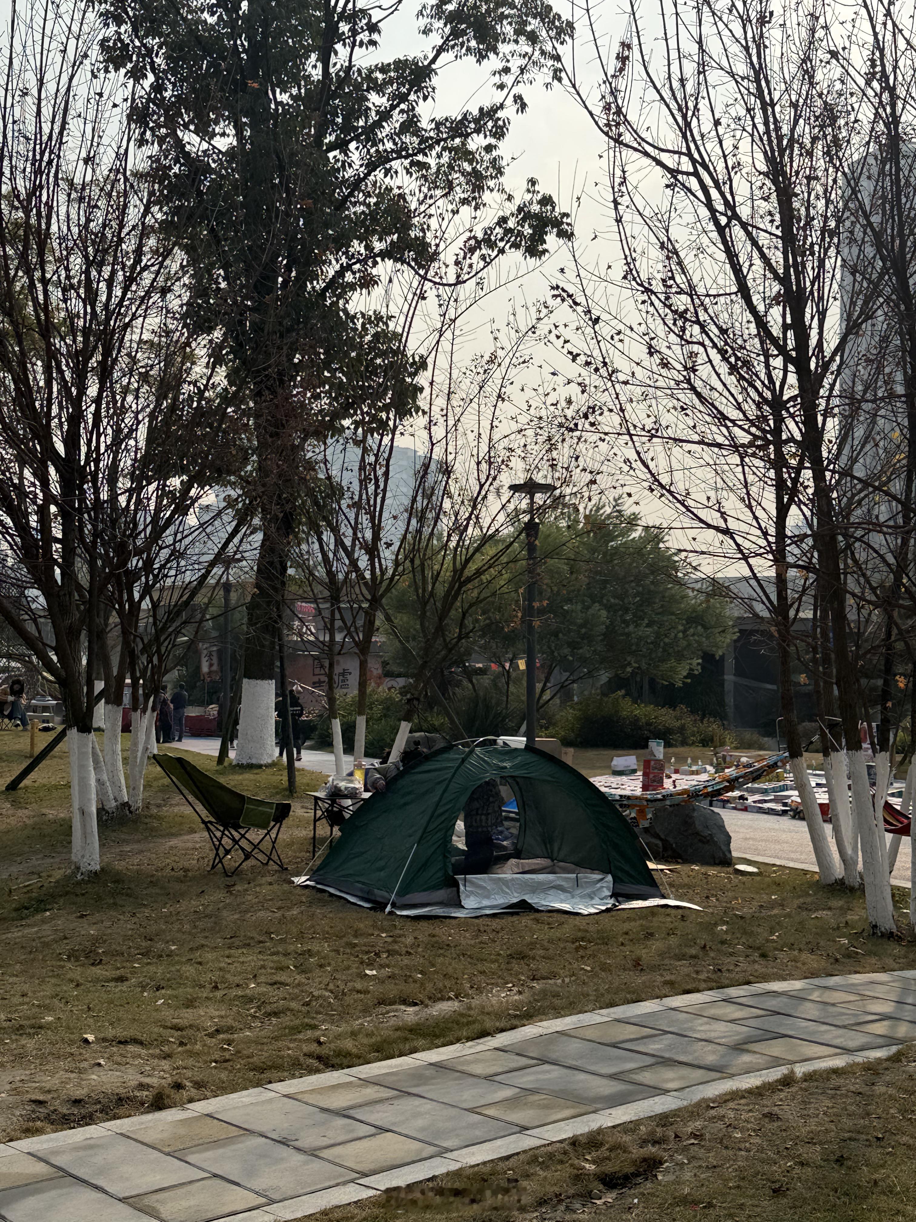 成都人民生活真安逸，工作日中午就开始在河边露营🏕吃火锅了[赞][好喜欢]  