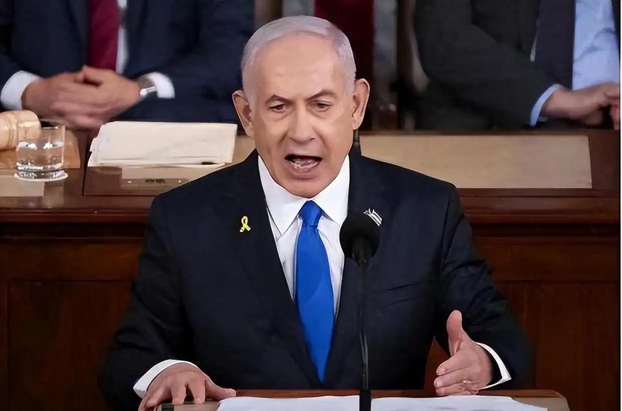 棋手变烤串！一场没赢的仗，竟让内塔尼亚胡输掉了半个议会。

半年前，内塔尼亚胡还