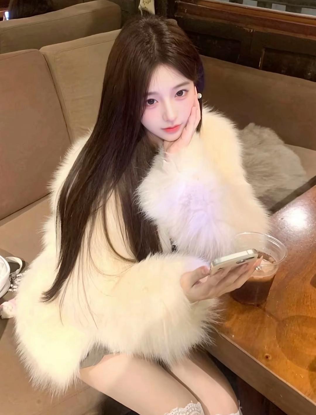 冬日暖阳下，毛茸茸的少女与咖啡的温馨时光。🍂☕️🌞