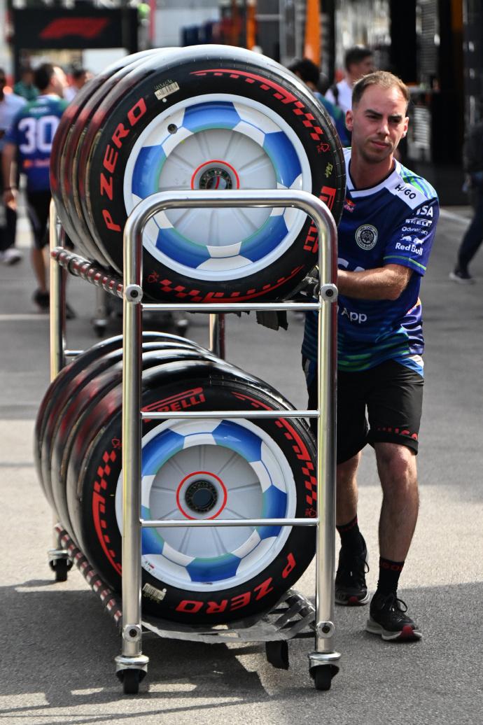 F1跨界世界杯，小红牛这套涂装有点意思
F1这周末在巴塞罗那，正好撞上2026世