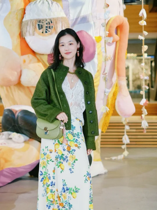 Sézane｜秋天，一件绿毛衣的慵懒快乐！