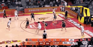 急了，杜峰又急眼了，又追着上海男篮外援洛夫顿吐莲花，回过头追着裁判施压。张浩嘉与