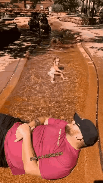 父亲用身体垤坝，孩子们的快乐就是最好的享受！