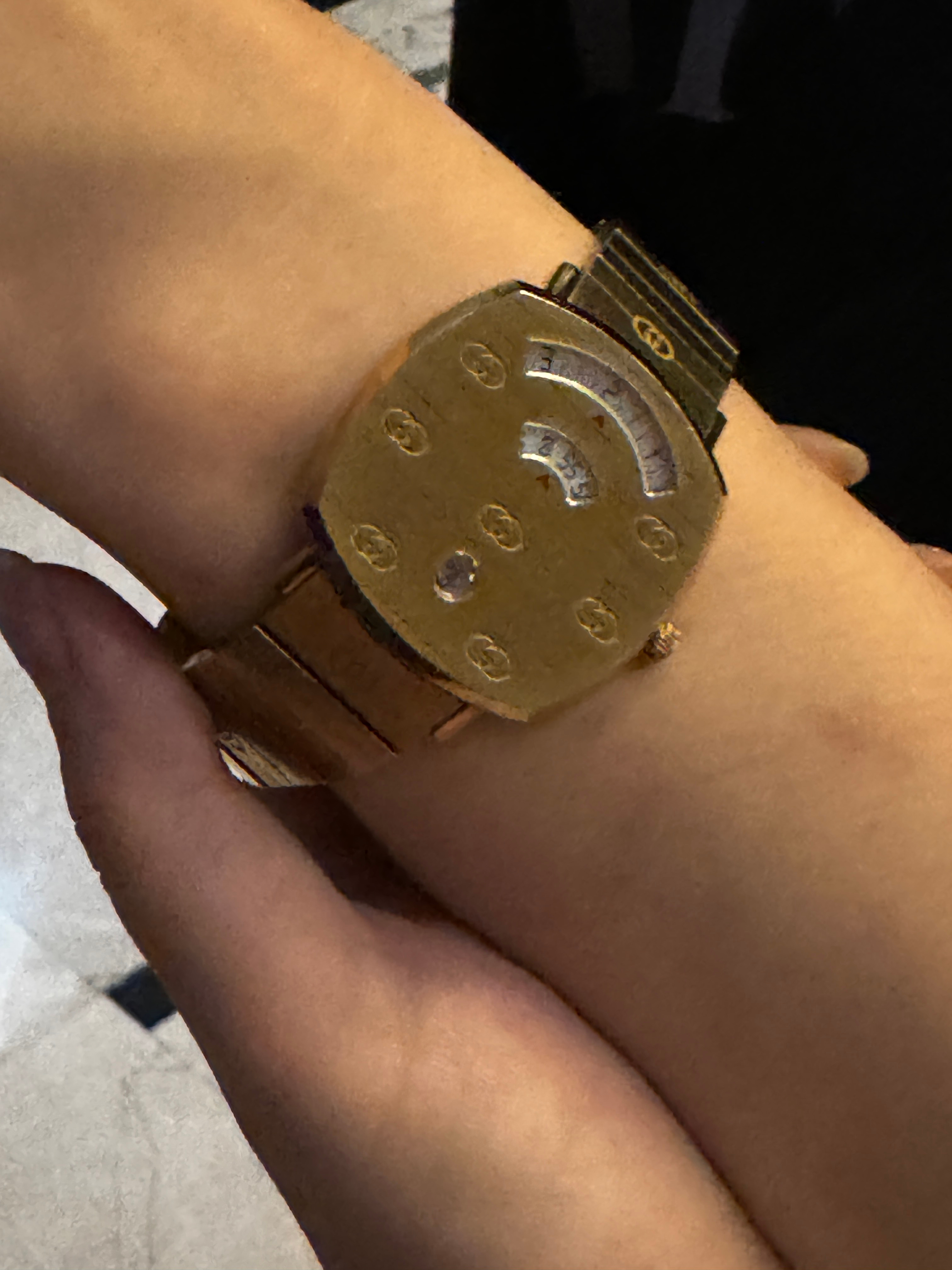 gucci这么丑的手表谁买，设计师的灵感来着量体重吧，你不说我都看不出是手表，以