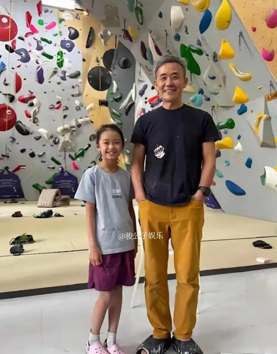 75岁的王石带女儿出门，这状态哪像爷爷辈？

照片里，小姑娘跟他像复制粘贴，高鼻