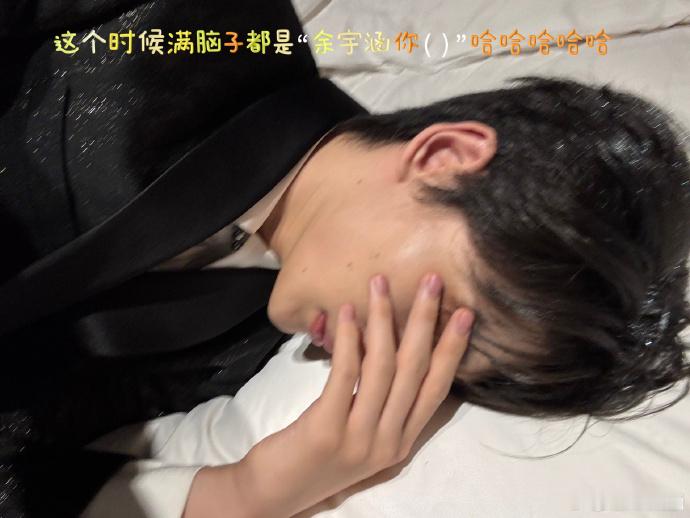 翻到18岁第一次见你的片段， 从陌生到熟悉，每一块碎片都承载着热爱，未来还要陪你