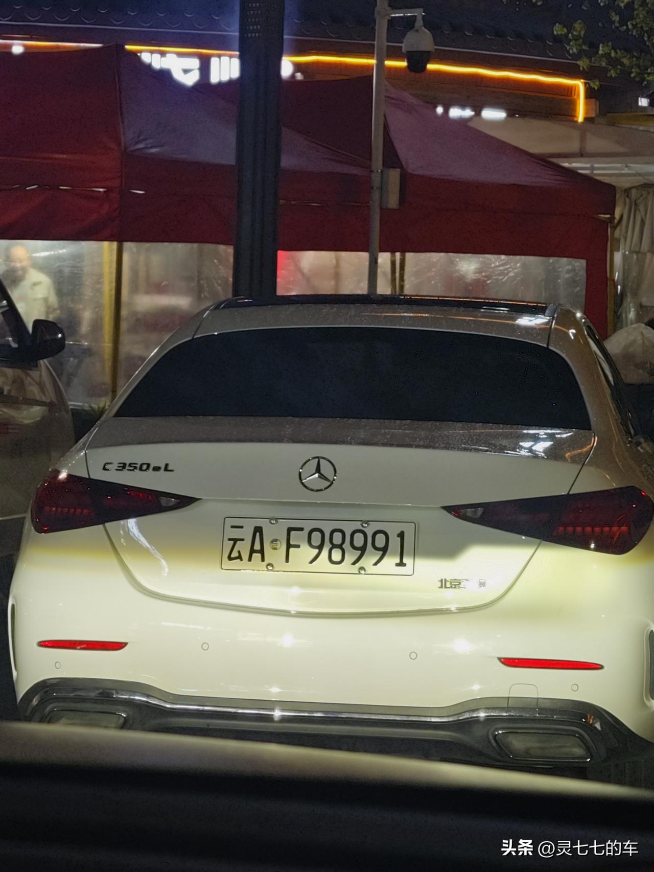 第一眼：欧洲车开到云南来了～
第二眼：不对，是昆明车开到欧洲了～
第三眼：哦！原