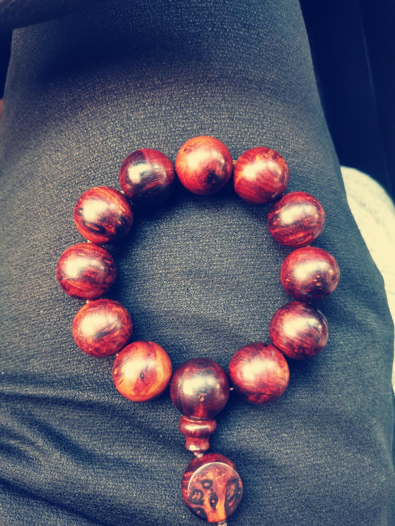 这串海南黄花梨留疤手串，可谓是我收藏生涯里捡到的一个大漏，总共才花了2500元！