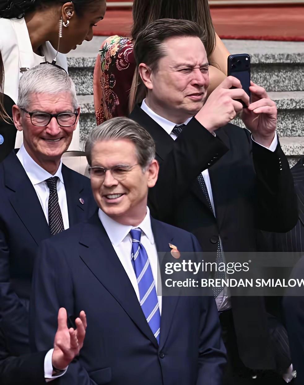 马斯克和库克是中国通，几乎每年都要来一两次中国，他们对上海北京那是异常的熟悉，苹