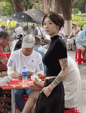 虽然我不喜欢纹花臂的女孩   但是她给我烟   我也不能说她什么了！[捂脸]