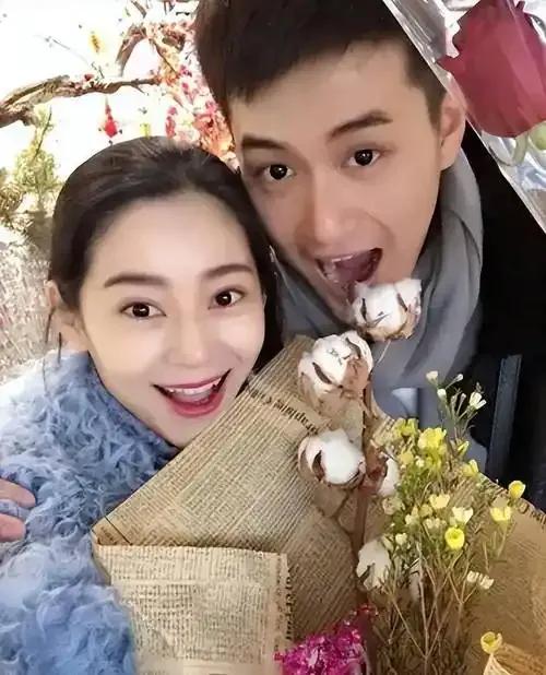 王媛可的爱情故事宛如一部浪漫剧。她因丈夫王雨长相帅气而心动，开启长达5年的倒追之