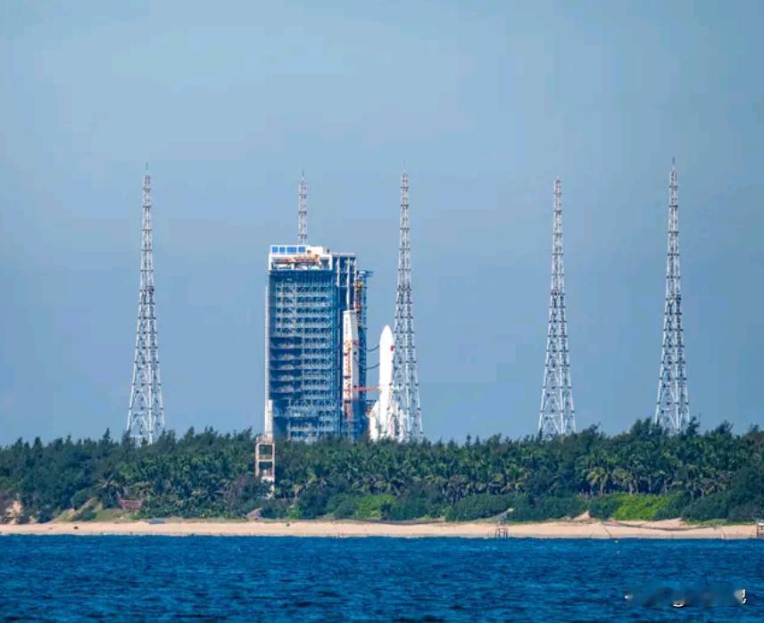 今日嫦娥七号探测器已运抵文昌发射场，计划下半年择机发射，载人登月与无人探月领域资