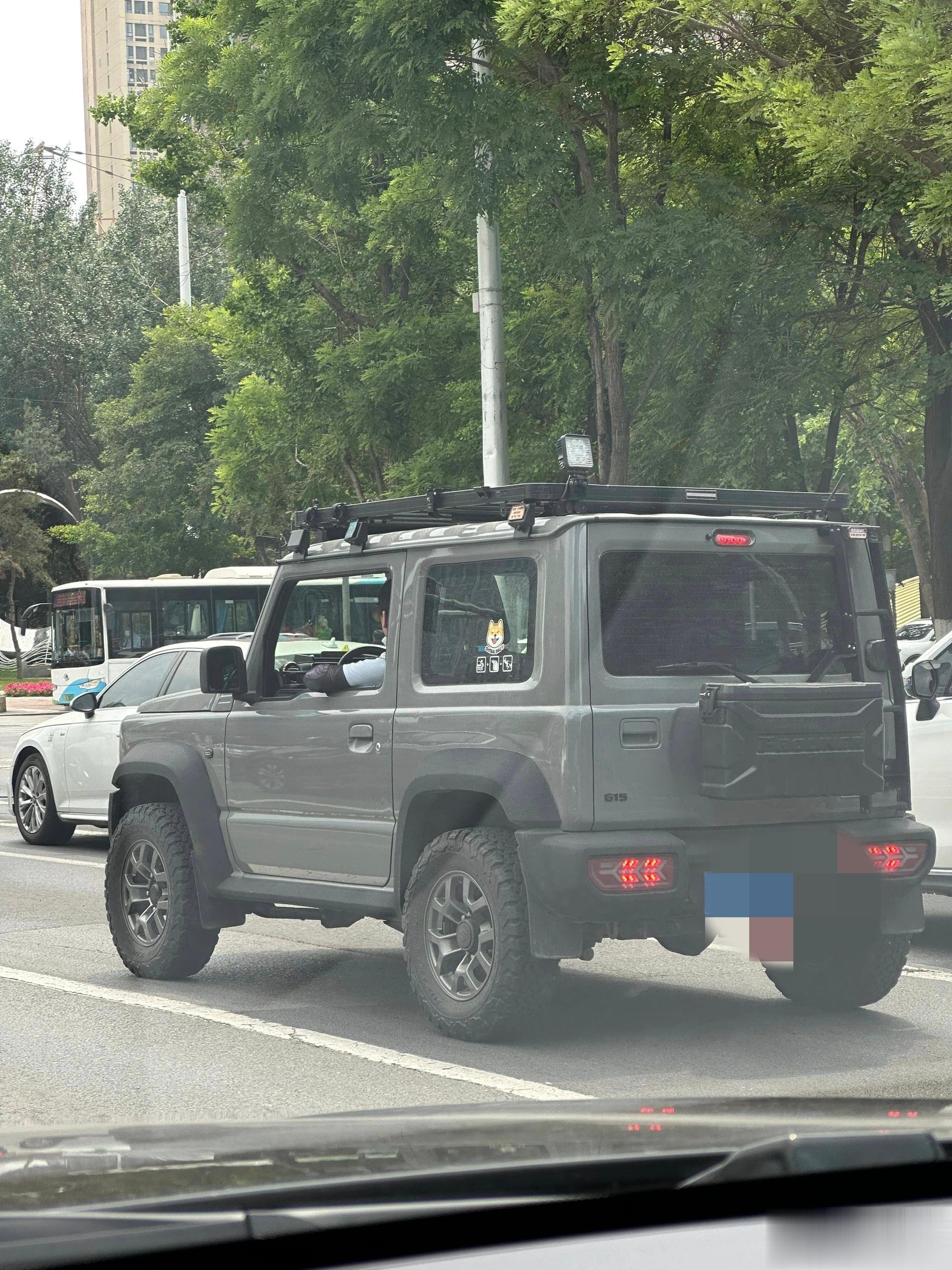 看着像老头乐，其实是真正的越野车…#吉姆尼# ​​​