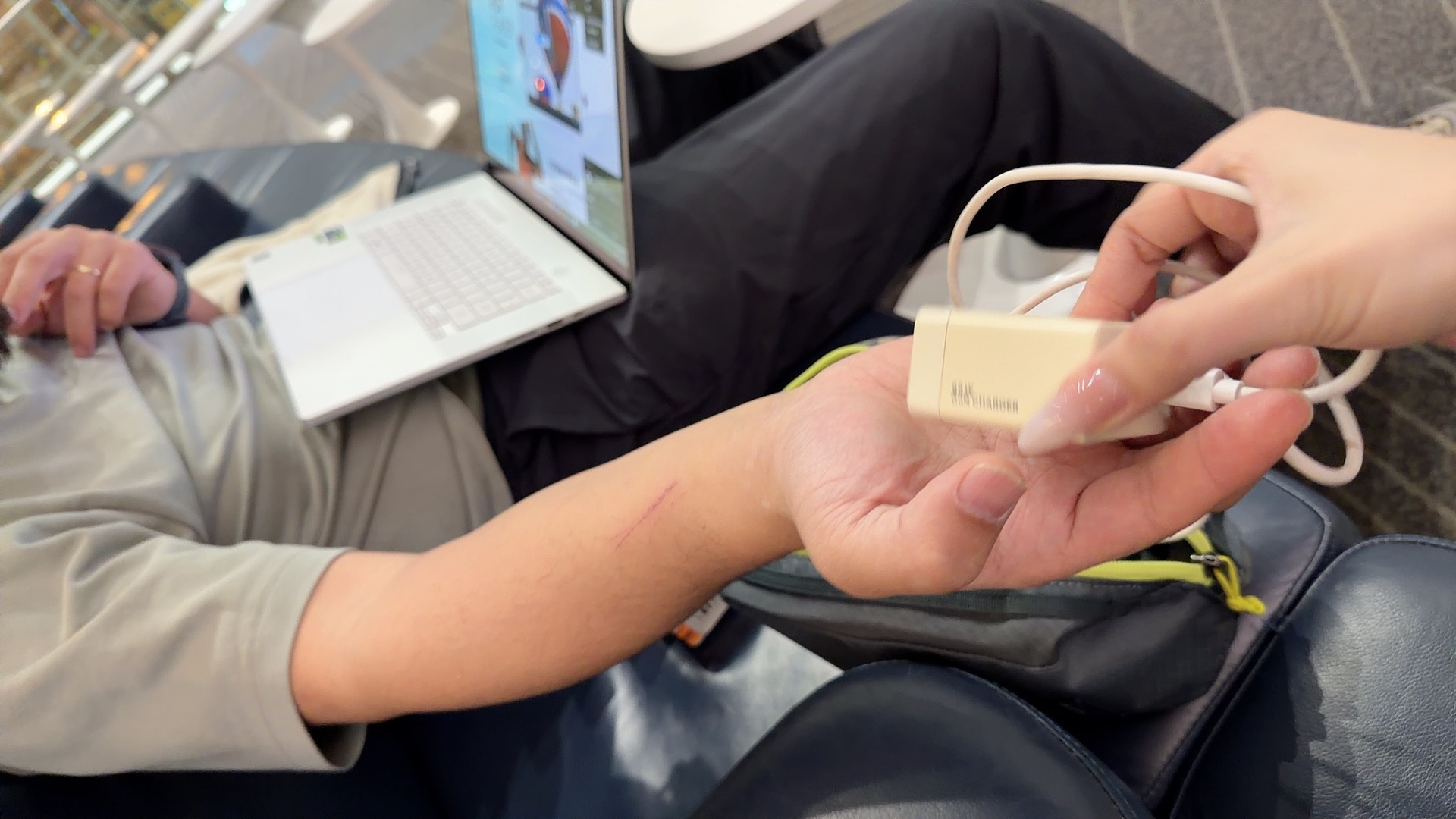 出门靠朋友啊…伟龙哥带了俩充电线！分了我一个好人一生平安