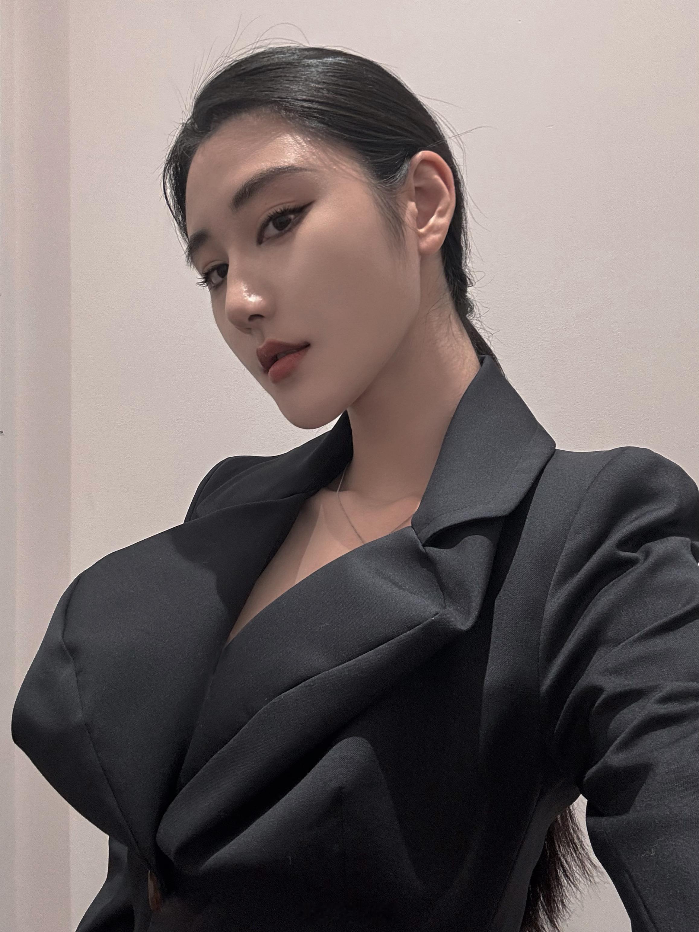 很像换季整理衣服，乱七八糟全发出来。[淡淡的]自己深感内容无趣，准备多多拍摄，多