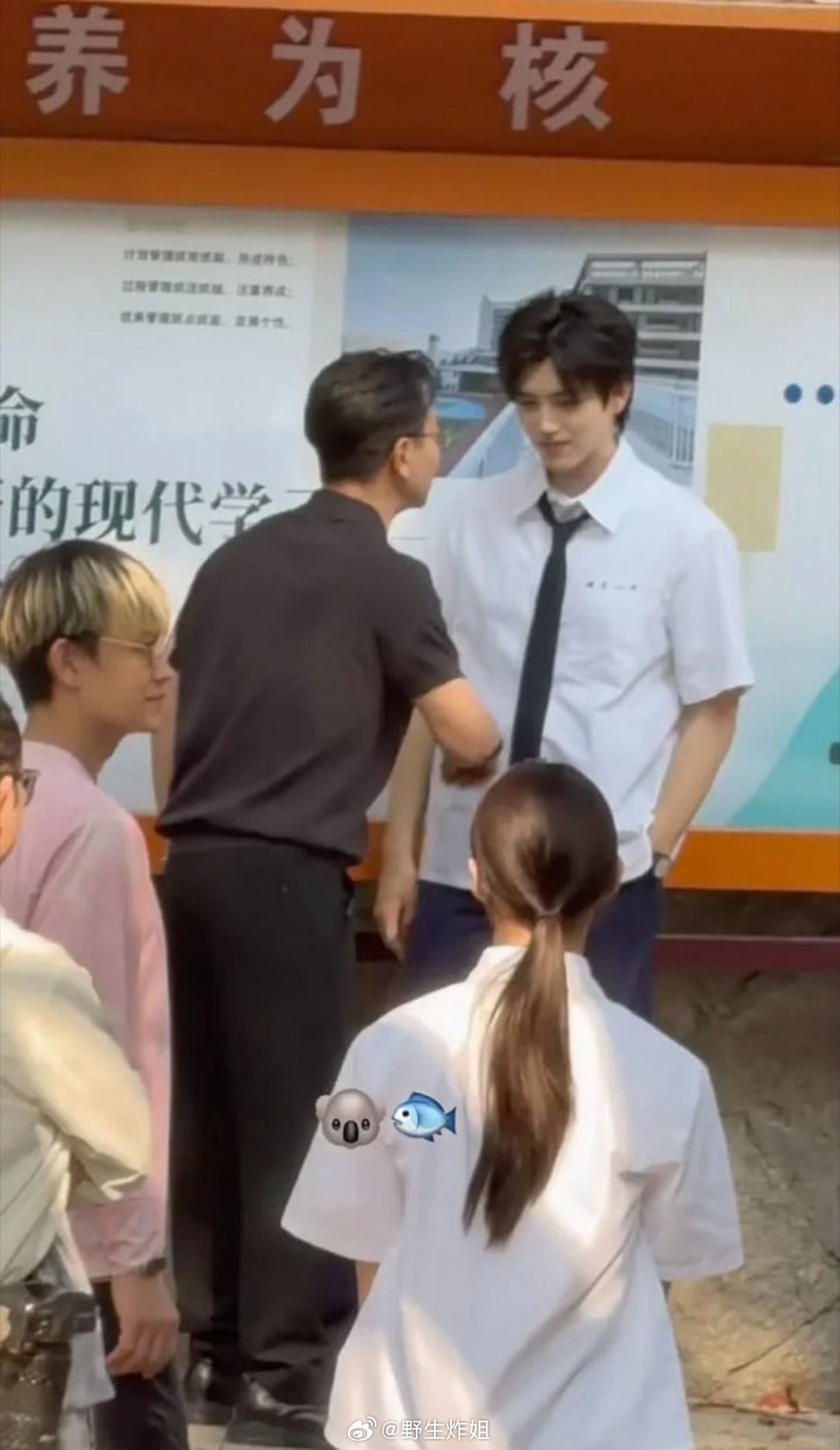 一起来看看陈飞宇的最新校服路透，一身白衬衫搭配黑色领带的校园风格妆造，跟陈飞宇的