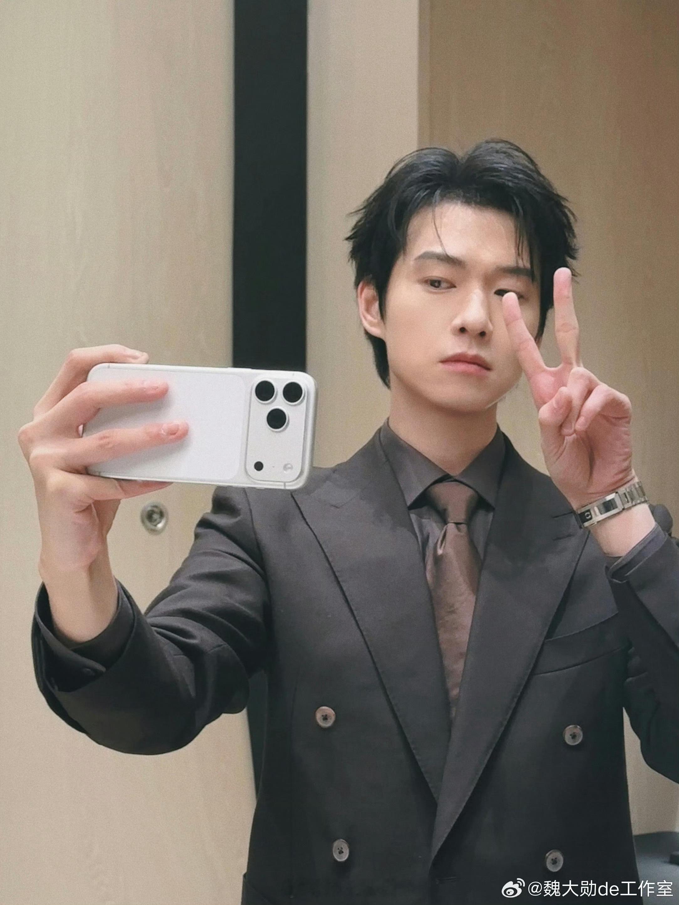 霸总自拍比剪刀手，魏大勋这超绝反差感。