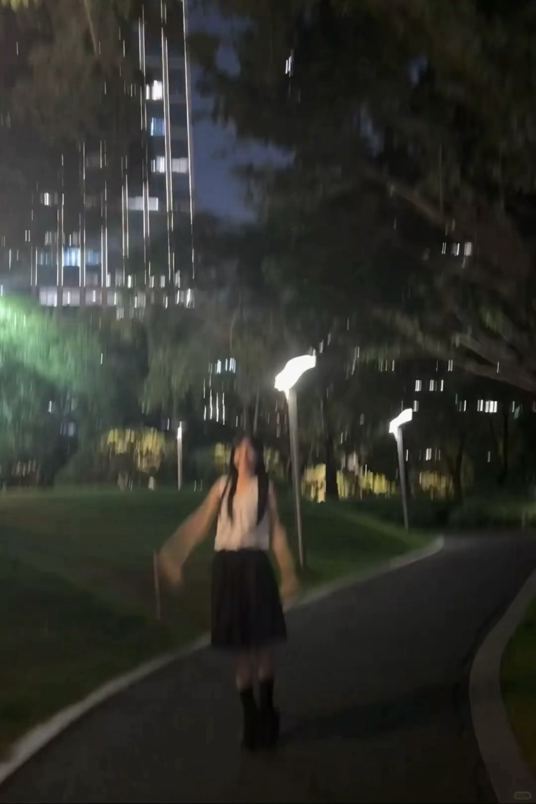 其实可爱小狗还有一只 