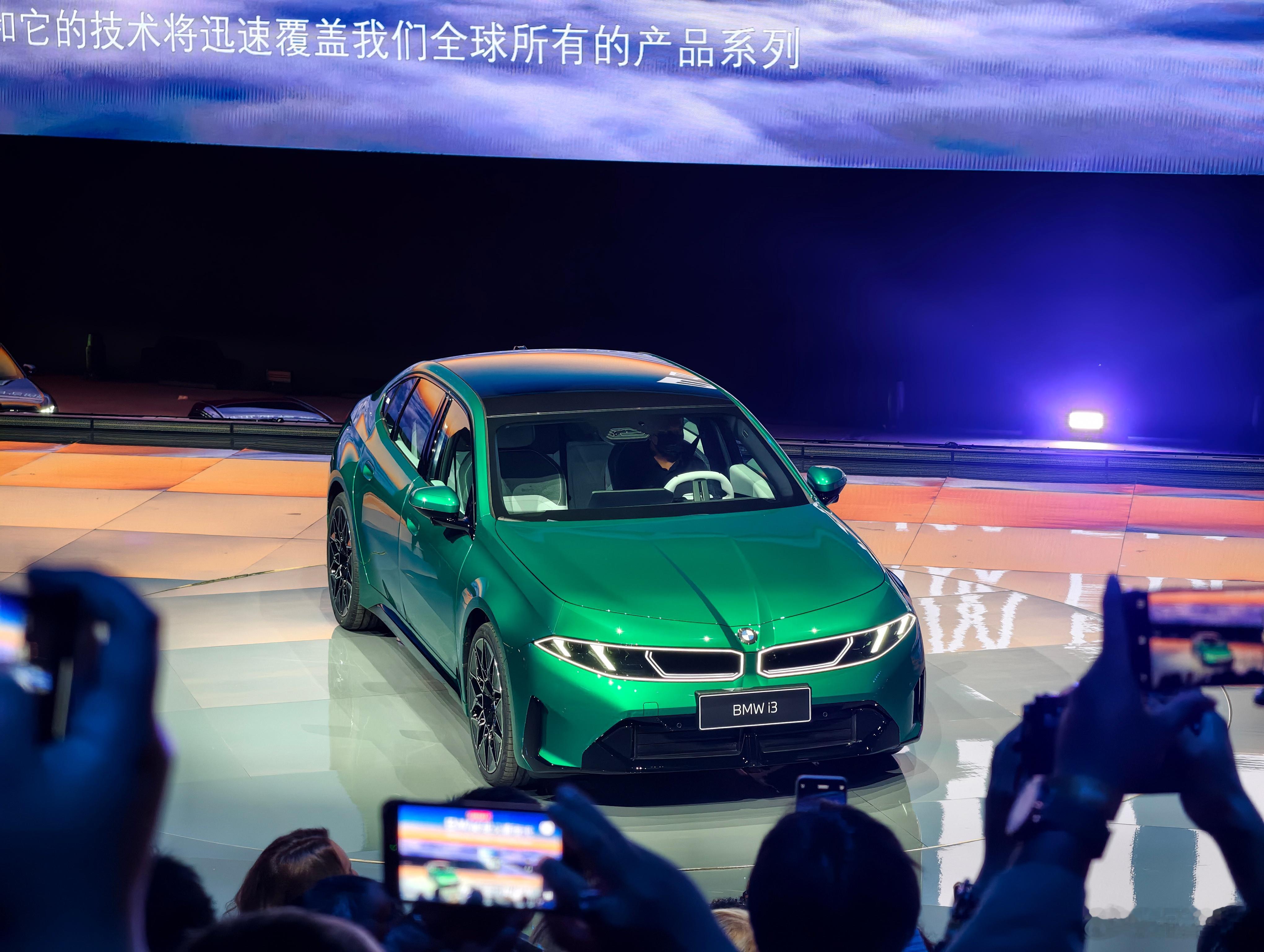 新世代宝马现场三辆车旁边都很热闹，挤不进去 幸亏提前都拍到了。全新iX3长轴距版