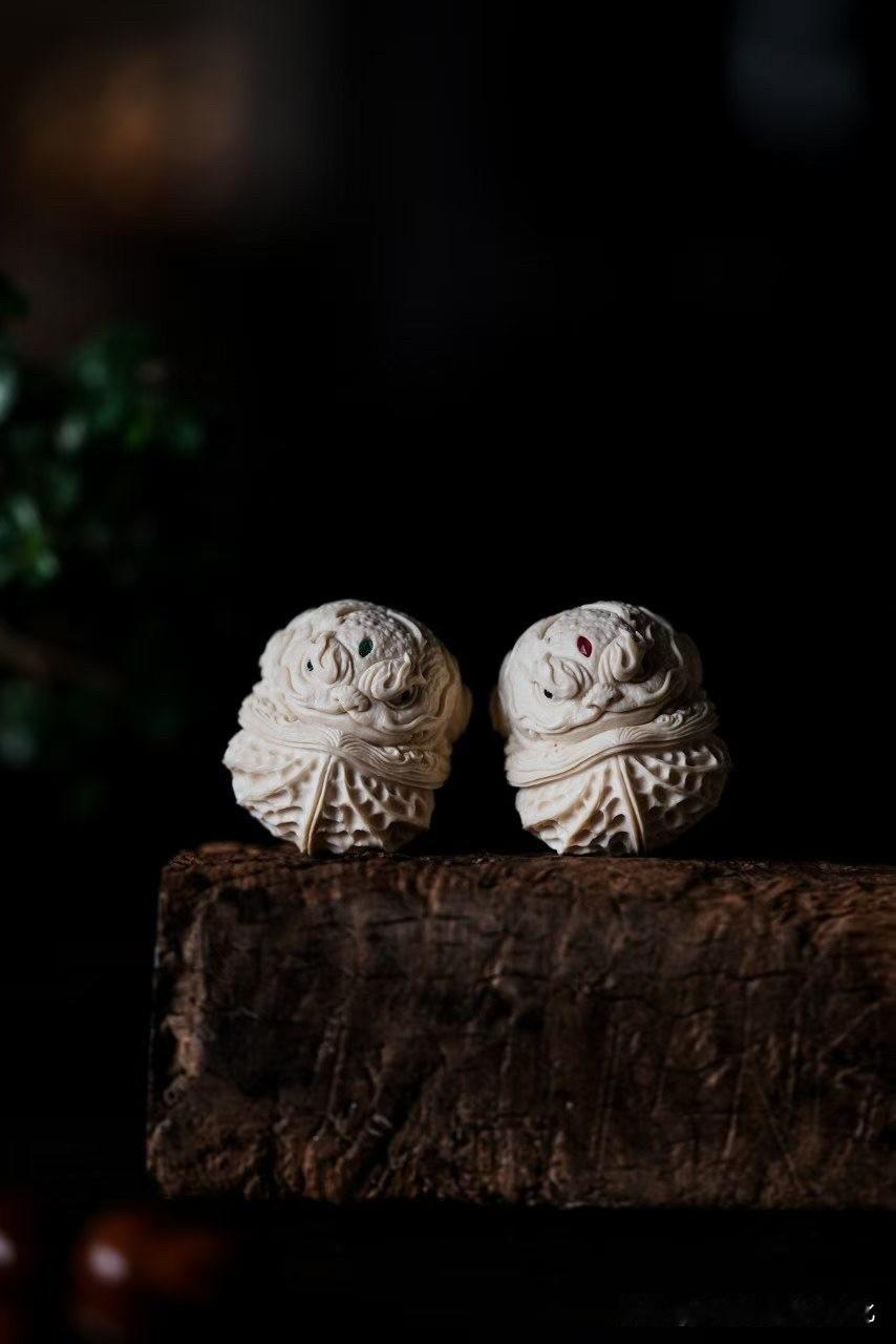 一对金蟾，在掌心慢慢转。

猛犸材质的温润，不是张扬的白，
而是带着时间沉下来的