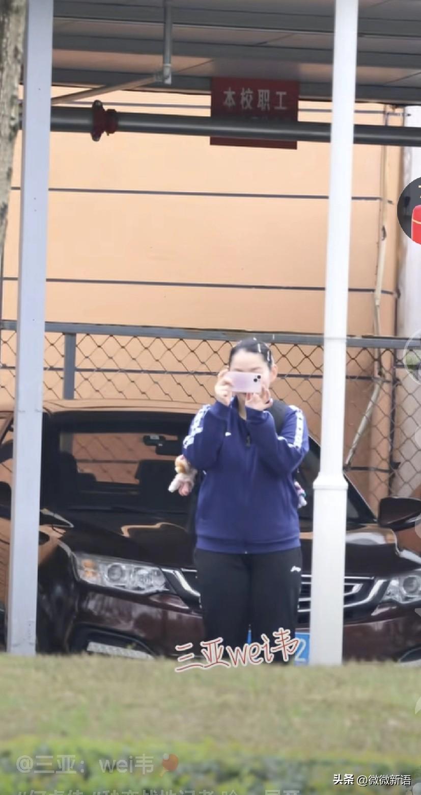 佳佳也在拍对岸的人了，哈哈！
重庆冠军赛结束后，国乒就去成都参加封训，到了成都后