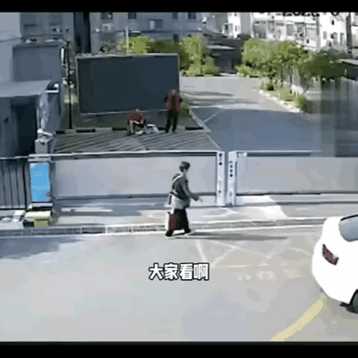 不用问，两个司机肯定是一个师傅教出来的，本来一个司机撞到后面已经够倒霉的了，最起