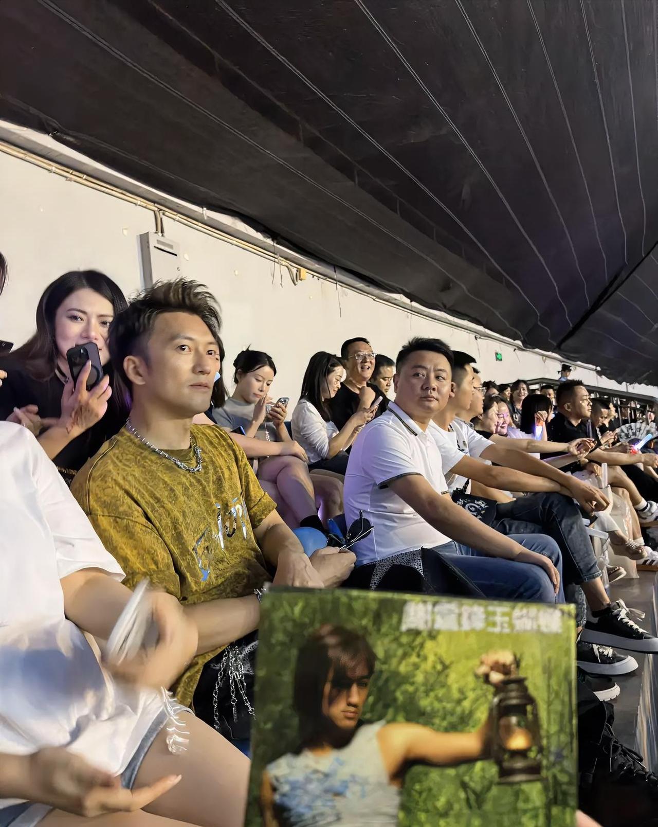 他（易锋）身家逾千万。跟谢霆锋长得一模一样。别急，这世上也有跟你长得一模一样的人