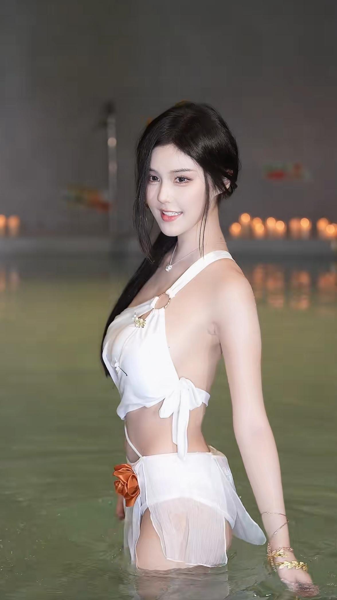 车模程儿清凉夏日，白衣飘飘，笑靥如花