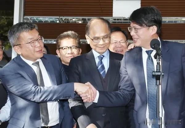 尴尬了！黄国昌作势拥抱喊「来吧」 蔡其昌：我只跟老婆抱。民众党成为关键少数，针对