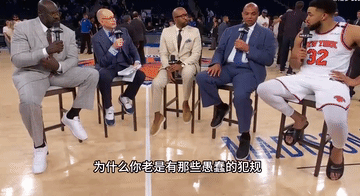 巴克利怼脸批评唐斯，唐斯尴尬的认错。昨日比赛赛后唐斯接受采访，巴克利直接问道你为