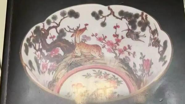 近日，多位文玩收藏者遭遇了假拍卖骗局。有藏家花费3500元购得的瓷瓶，被不法拍卖