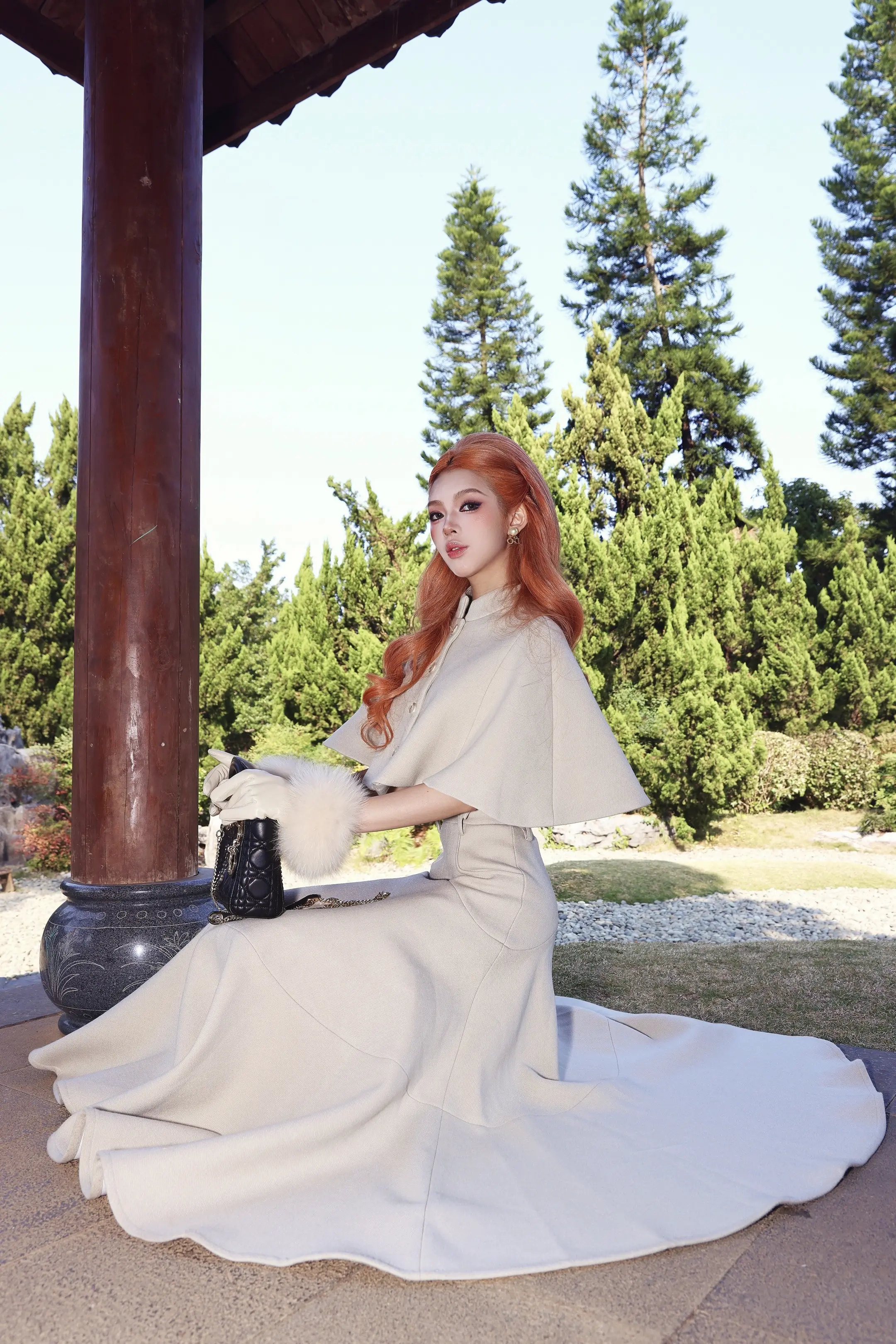 素衣裹身，红发撩人，于园林深处，藏一份不被打扰的矜贵