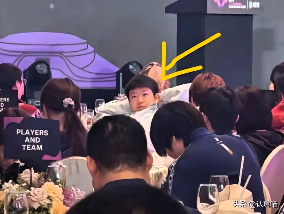 这个世界上我最想不通的人，就是孙颖莎了。
明明已经25岁，一举一动还是跟18岁时