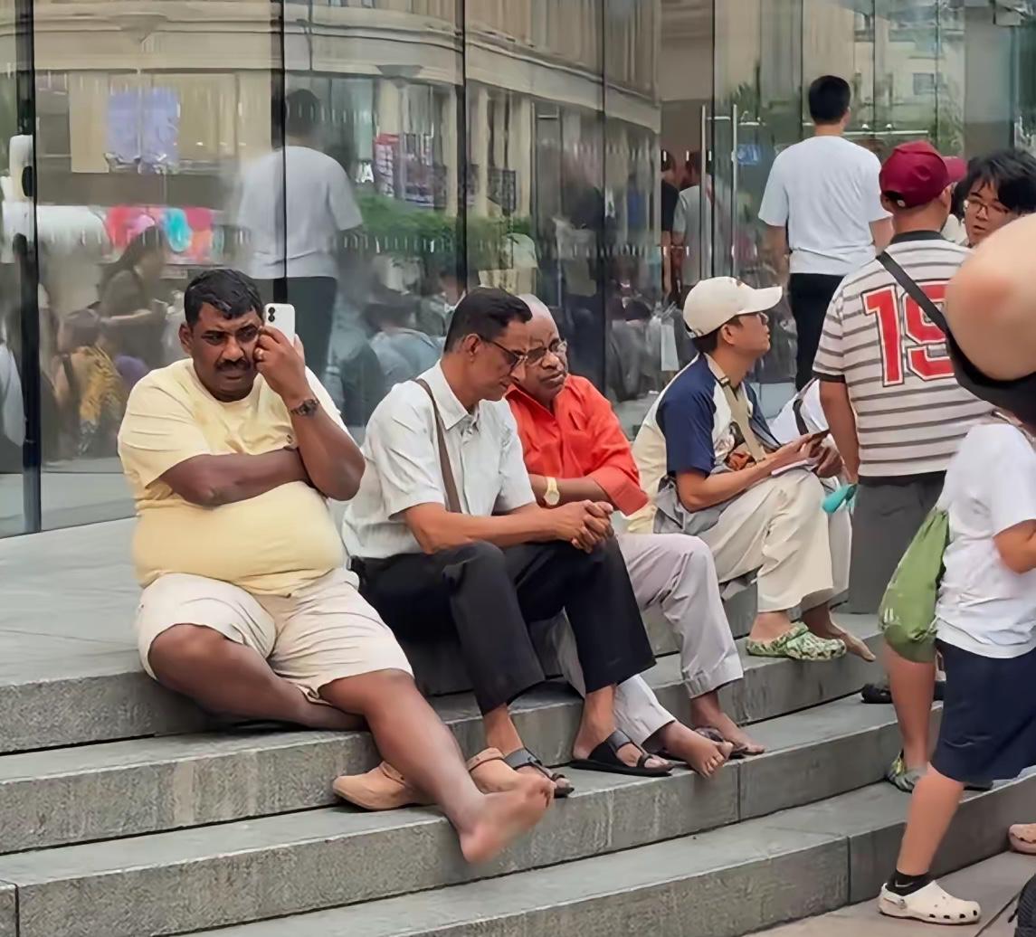 谁放那些不守规矩的外国人进来的？

开放绝不是放任，包容更不是纵容。西方和新加坡