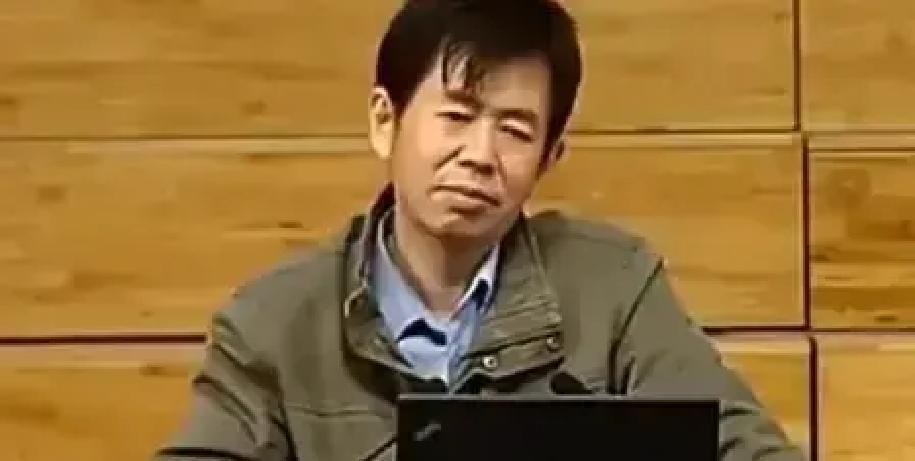 同样是研究国防的老师，一个爱用强硬比喻，一个更爱讲克制和平衡，这种分歧，其实挺能