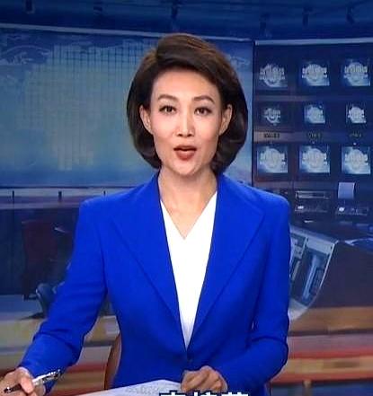 哎？
今晚一开电视，李梓萌又坐回《新闻联播》了，镜头一切，很多人估计都愣了两秒。