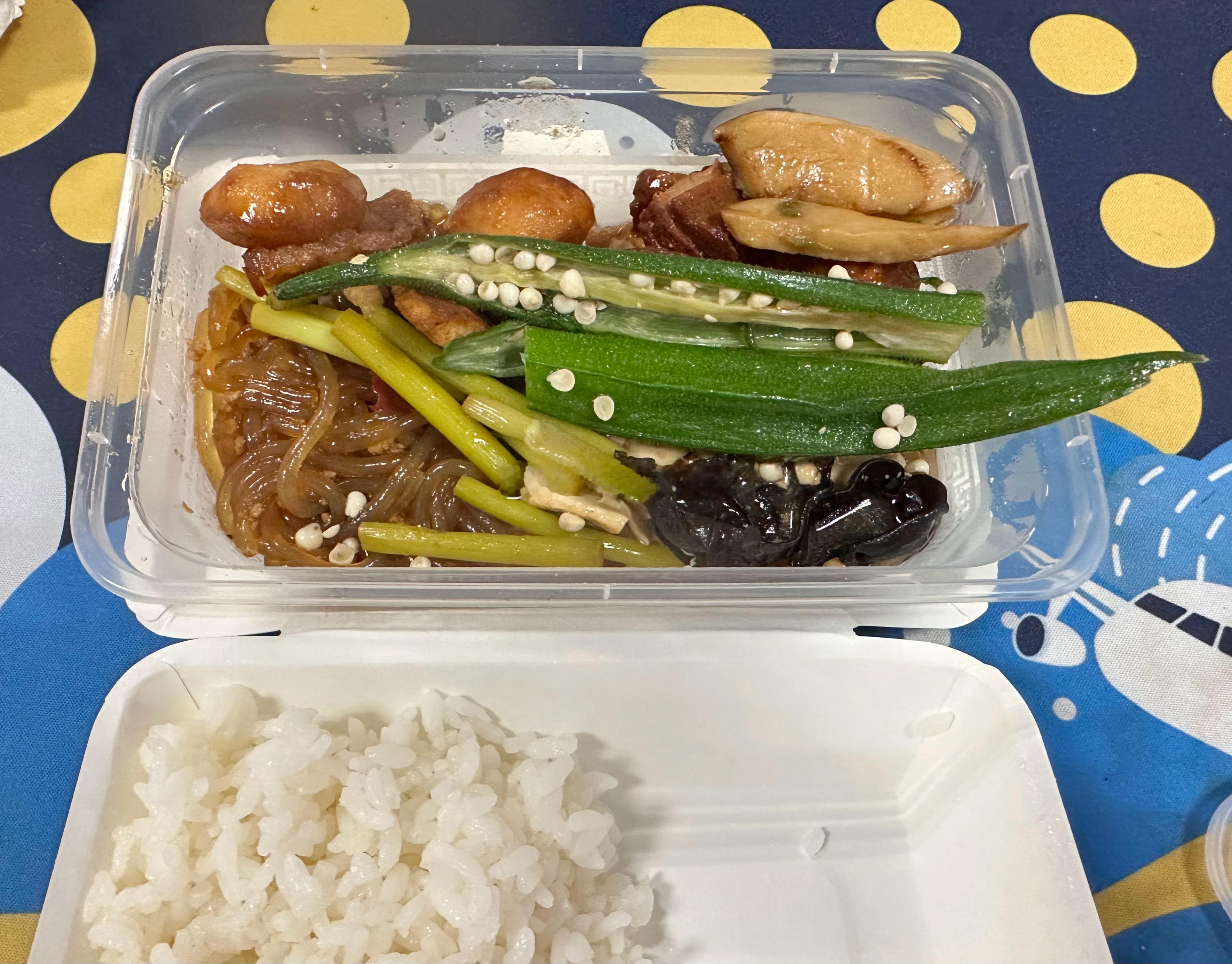 燃烧的陀螺仪  今天在食堂打了好多品种的菜才10块钱～肉沫粉丝，秋葵，红烧肉烧鹌