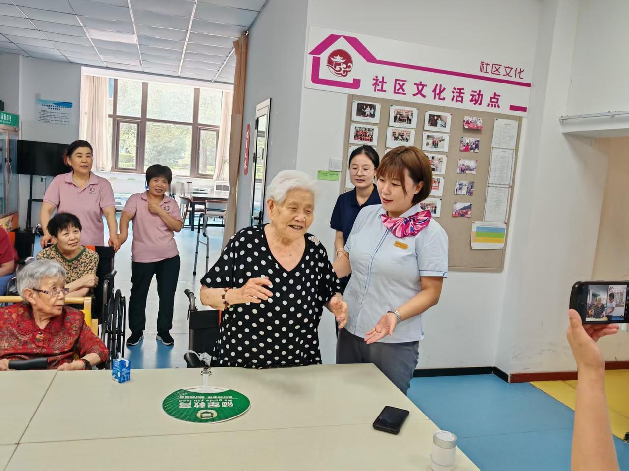 爱心驿站暖银龄 公益服务伴同行
（陕西公益新闻）8月24日西安市碑林区志愿服务联