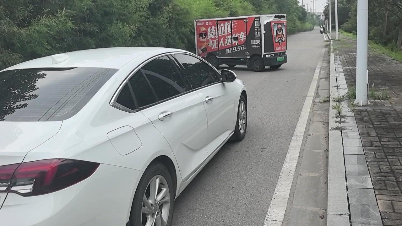 🌞正午路上撞见一辆无人快递车，直挺挺横在路中间一动不动，完全搞不懂它这是要做什