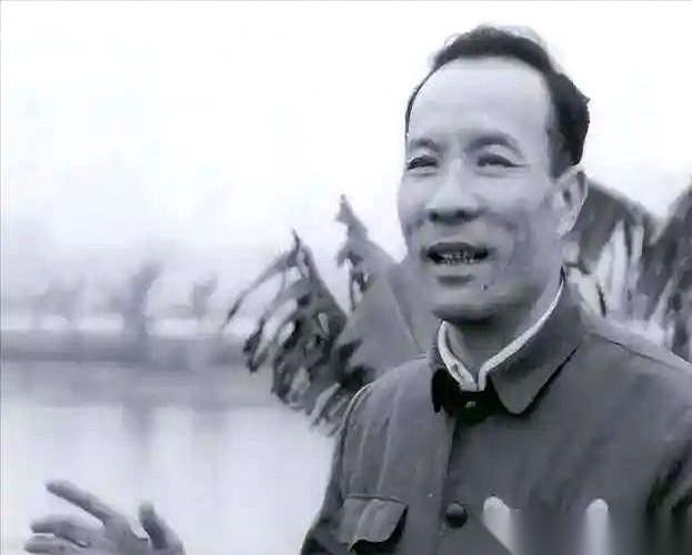 翻开九十年代初的地方金融旧档，1990年广州市长黎子流和汇丰银行的那场“30亿天