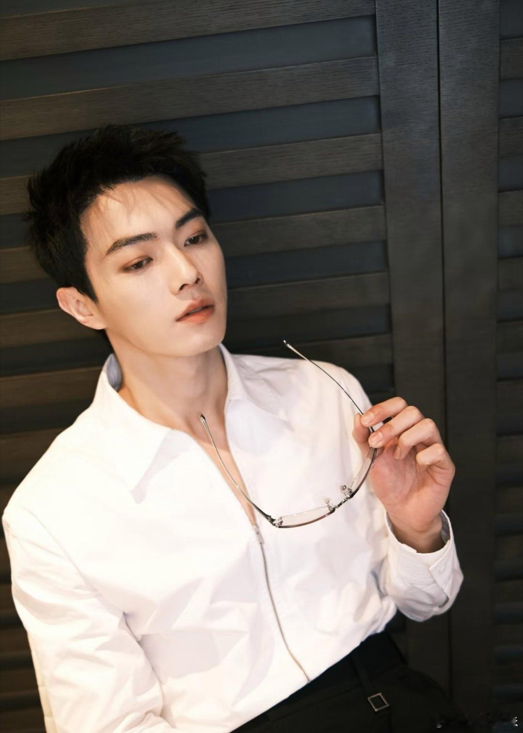 许凯白衬衫造型好出圈啊！本身就白净，穿上白衬衫更是增加不少魅力啊！ 