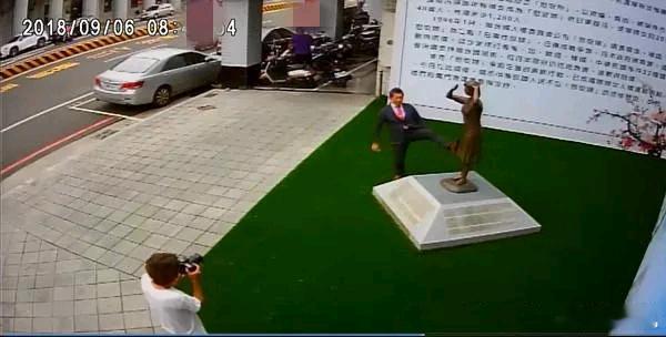 日本人曾脚踹台湾慰安妇铜像2018年就有日本人士公然脚踹台湾慰安妇铜像，如此践踏